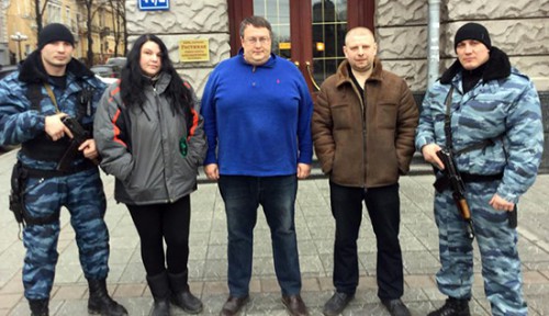 Фото Антона Геращенко с ментами, которые избили журналистов