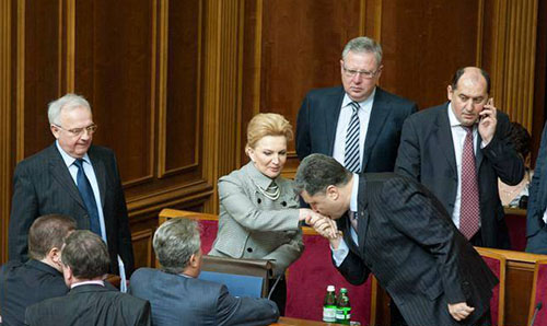 На фото Порошенко цілує руки Богатирьової