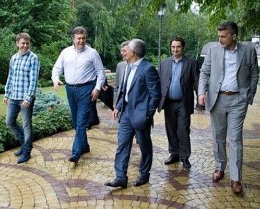 Михайло Подоляк (крайній зліва) у товаристві Віктора Януковича та українських журналістів)